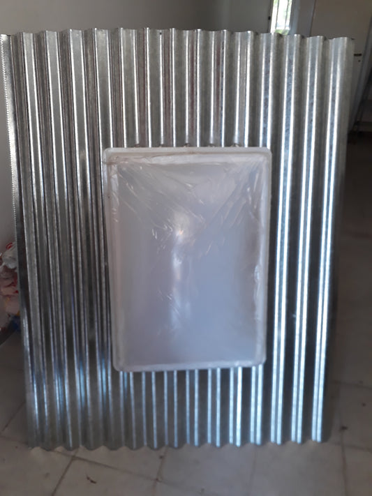 Claraboya para chapa sinusoidal  de abrir con base incluida .